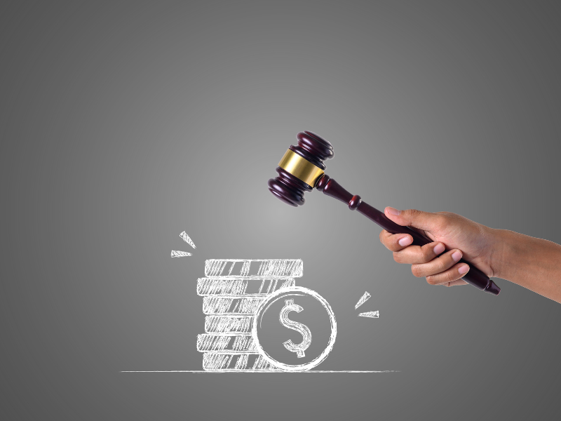 mão de cor branca segurando martelo marrom de madeira, estilo de juízes